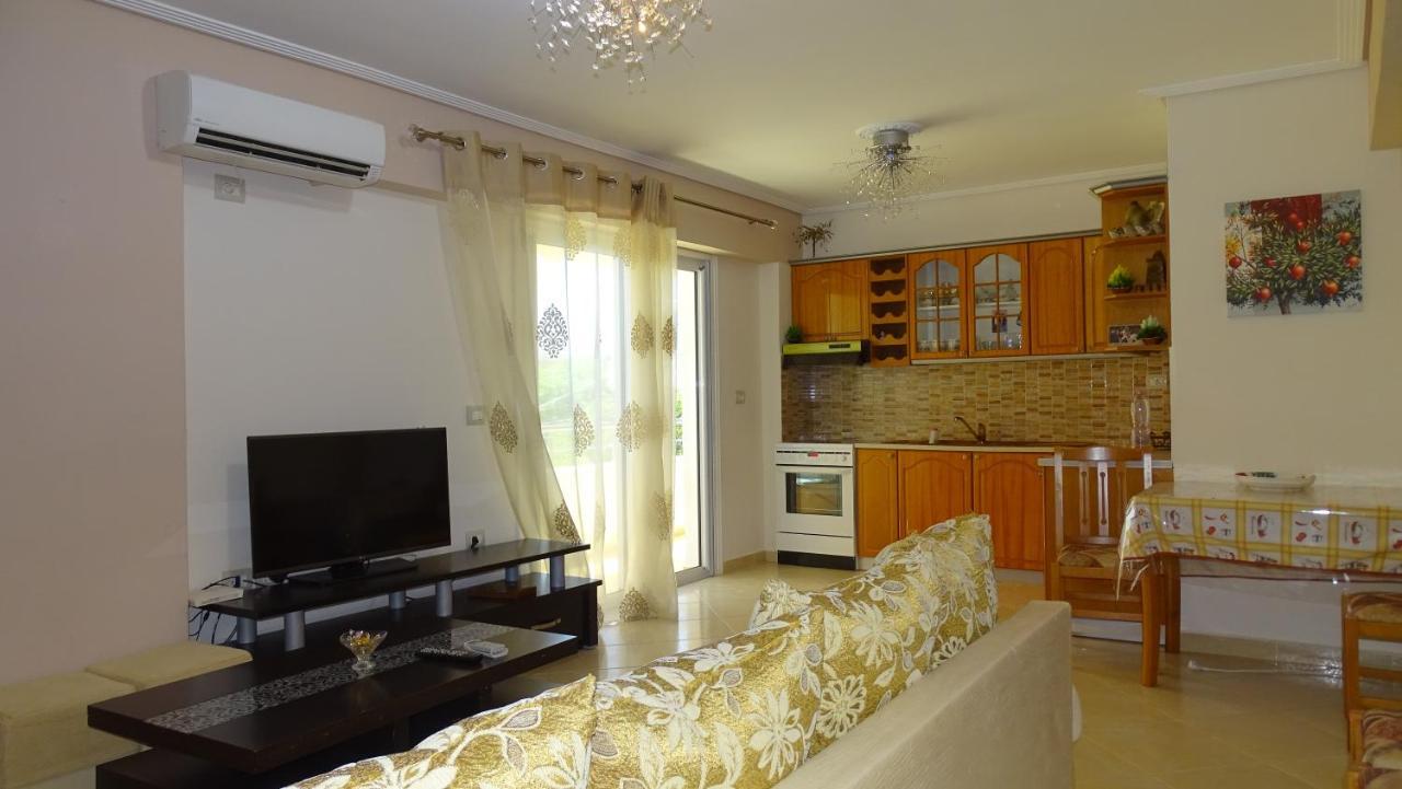 Cozy Central Apartment Ksamil Esterno foto