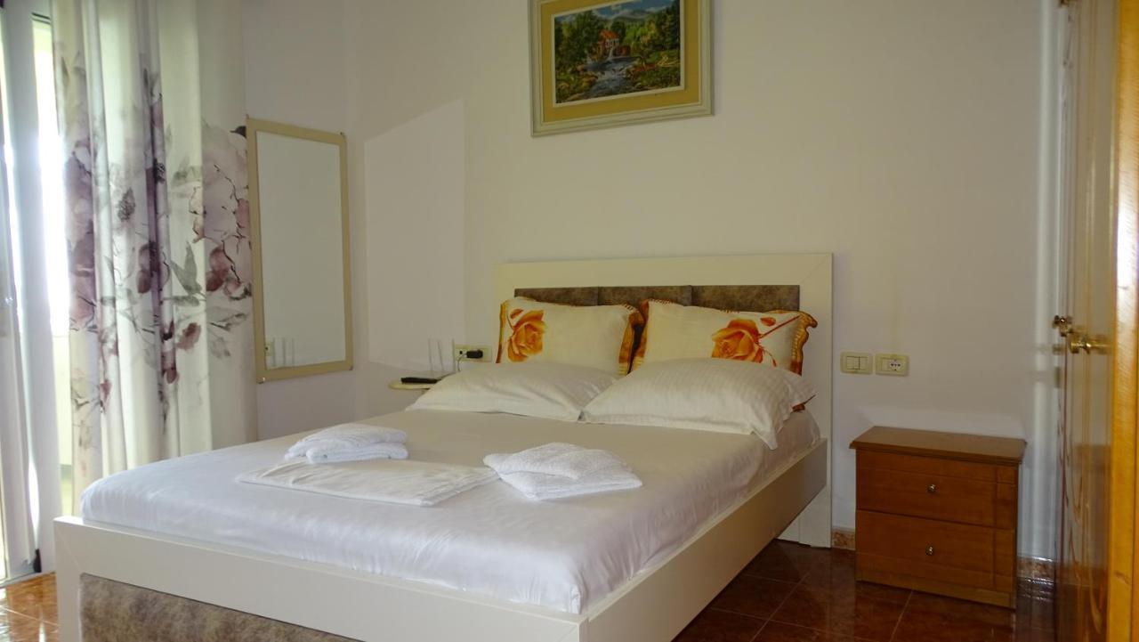 Cozy Central Apartment Ksamil Esterno foto
