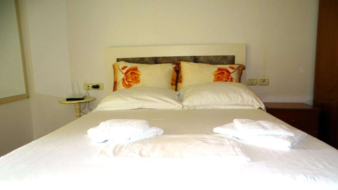 Cozy Central Apartment Ksamil Esterno foto