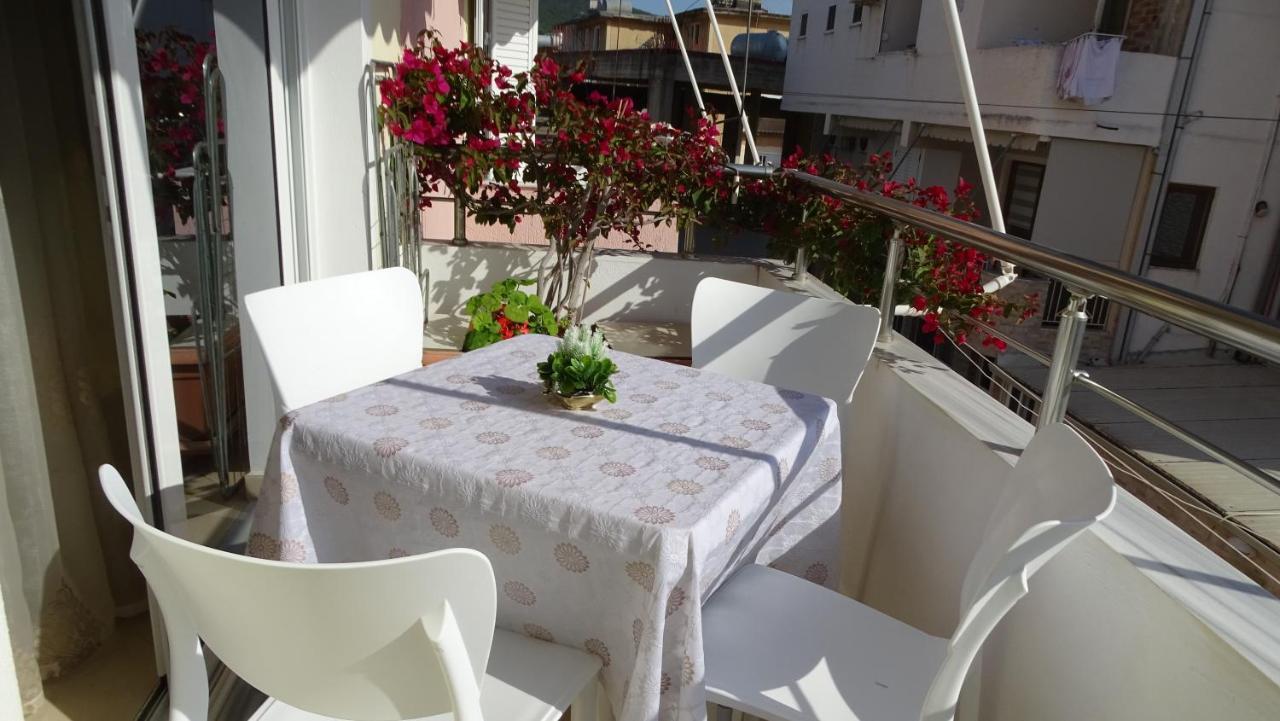 Cozy Central Apartment Ksamil Esterno foto